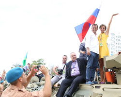 Телезвезд накормили солдатской кашей